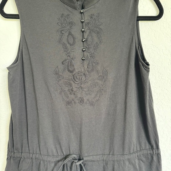 Charter Club Sleeveless Top with Embroidery in Front. Size M - Picture 4 of 8